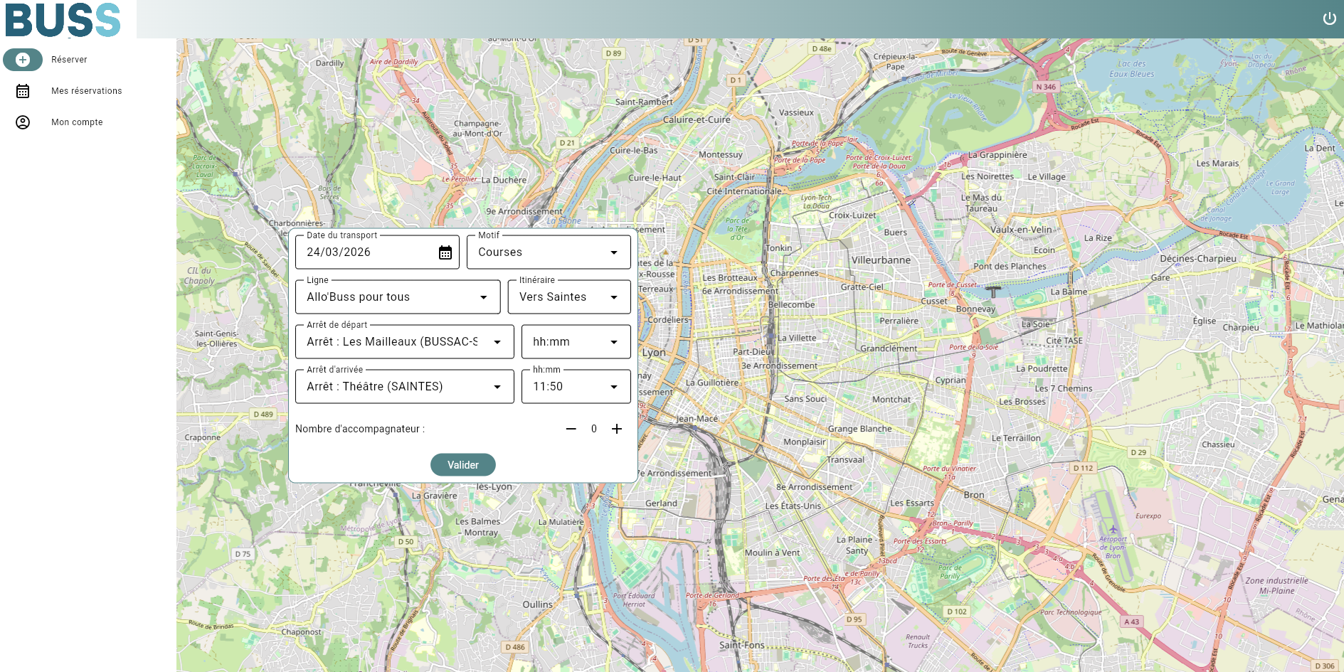 Interface de réservation du service « Allo’ Buss » affichée sur une carte géographique détaillée d’une agglomération. Au centre, une fenêtre de formulaire permet de saisir les informations du trajet : date du transport, motif, ligne, itinéraire, arrêt de départ et d’arrivée, horaires, ainsi que le nombre d’accompagnateurs avec des boutons pour ajouter ou retirer. Un bouton « Valider » est présent en bas du formulaire. Sur la gauche, un menu latéral propose « Réserver », « Mes réservations » et « Mon compte ».