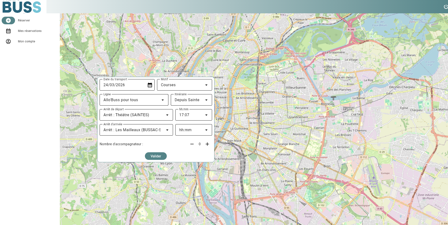 Interface de réservation du service « Allo’ Buss » affichée sur une carte géographique détaillée d’une agglomération. Au centre, une fenêtre de formulaire permet de saisir les informations du trajet : date du transport, motif, ligne, itinéraire, arrêt de départ et d’arrivée, horaires, ainsi que le nombre d’accompagnateurs avec des boutons pour ajouter ou retirer. Un bouton « Valider » est présent en bas du formulaire. Sur la gauche, un menu latéral propose « Réserver », « Mes réservations » et « Mon compte ».