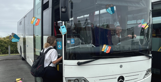 Ecolière qui rentre dans les nouveaux Cars pour desservir les ligne scolaires